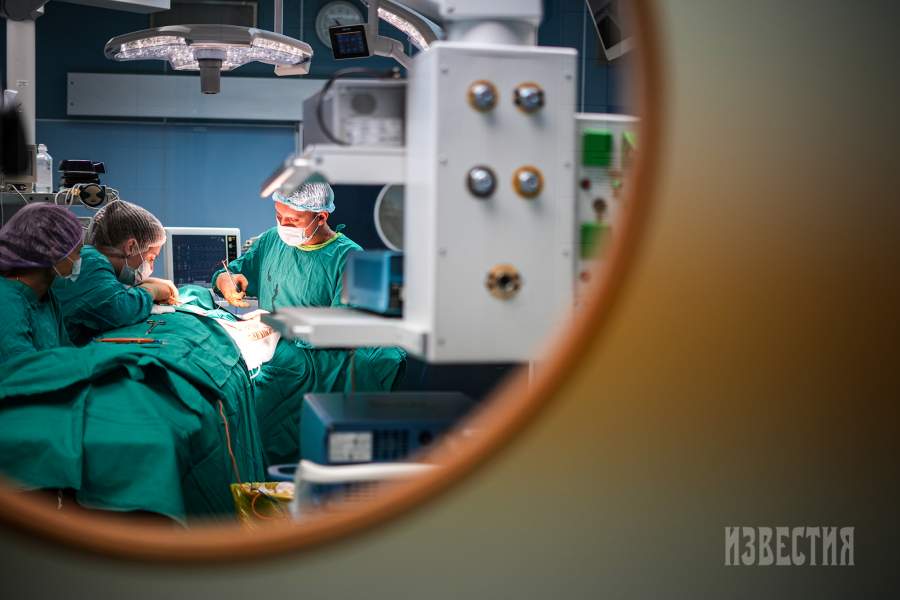 Медицинские сотрудники в операционной городской клинической больницы имени С.П. Боткина