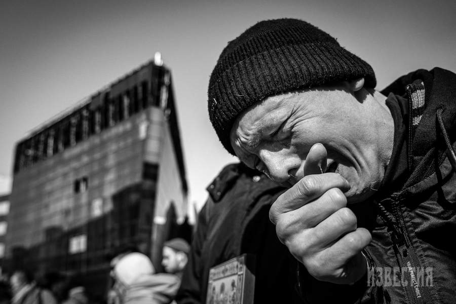 Московская область. Красногорск. Люди несут цветы к мемориалу памяти жертв теракта в «Крокус Сити Холл»