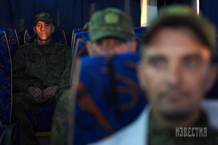 Группа российских военнослужащих, освобожденных из украинского плена прибыла на военный аэродром Чкаловский