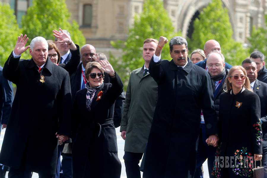 Президент Венесуэлы Николас Мадуро с супругой Силией Флорес (справа) во время парада, посвященного 80-й годовщине Победы в Великой Отечественной войне, на Красной площади