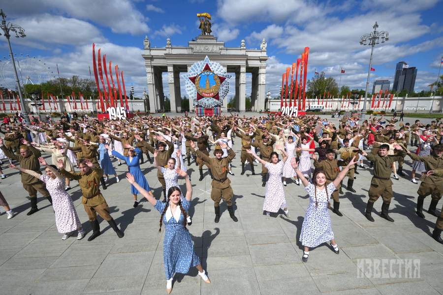 Студенты московских колледжей в военной и гражданской одежде времен Великой Отечественной войны, во время патриотической танцевальной акции «Вальс Победы», посвященной 80-летию Победы над фашистской Германией, на ВДНХ