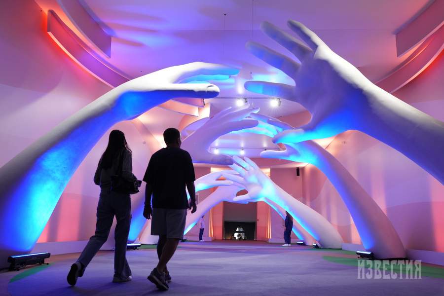 Посетители на форуме-фестивале «Территория будущего. Москва 2030» в Гостином дворе