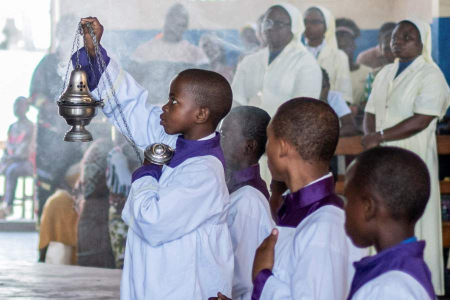 Faithful attend a Catholic Mass after members of the Alliance Fleuve Congo AFC-M23 Movement took over Uvira town from the Armed Forces of the Democratic Republic of the Congo (FARDC), in Uvira, on the shores of Lake Tanganyika, in South Kivu province, in the Democratic Republic of Congo December 14, 2025. REUTERS/Stringer