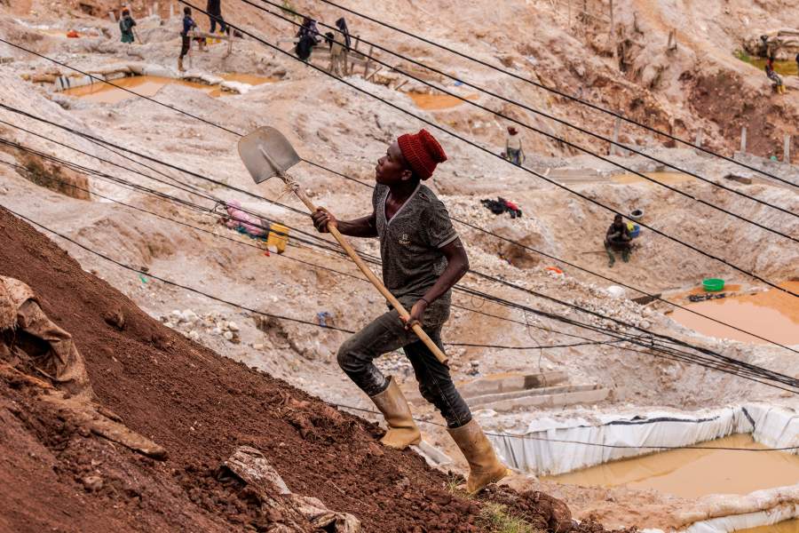 FILE PHOTO: A labourer carries a shovel as he walks at the Rubaya coltan mine, in the town of Rubaya, which is controlled by M23 rebels, in the eastern Democratic Republic of Congo March 24, 2025. REUTERS/Zohra Bensemra/File Photo