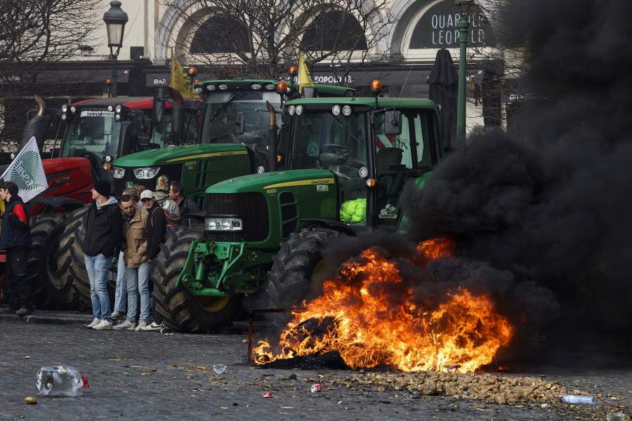 Objects are burning near tractors, as farmers protest against the EU-Mercosur free-trade deal between the European Union and the South American countries of Mercosur, on the day of a European Union leaders' summit, in Brussels, Belgium, December 18, 2025