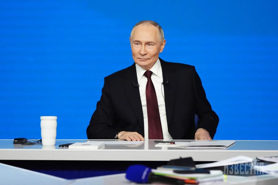 Президент РФ Владимир Путин отвечает на вопросы во время специальной программы «Итоги года»