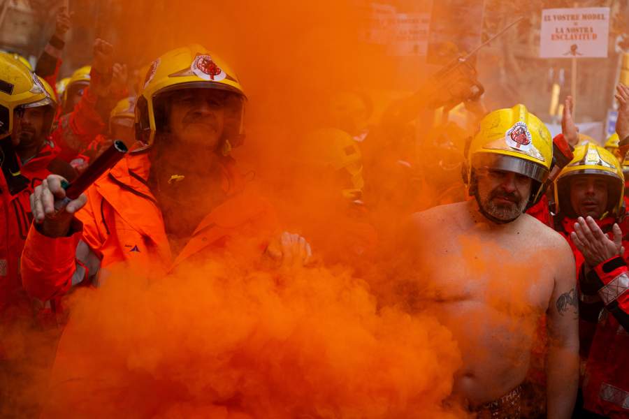  Barcelona (Catalonia, Spain: Several firefighters during a rally