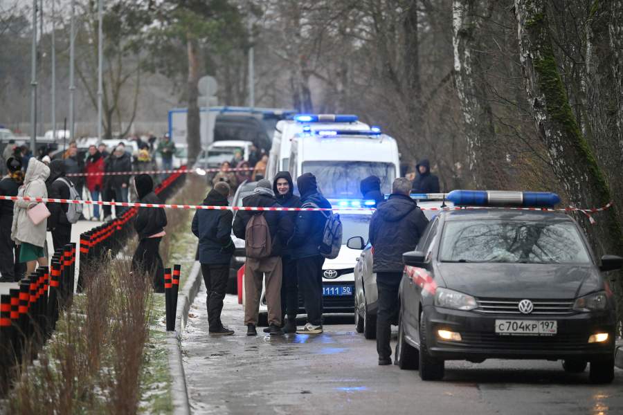 Обстановка возле Успенской школы в поселке Горки-2 Московской области. В общеобразовательной школе в поселке Горки-2 Одинцовского округа школьник напал с ножом на учеников и охранника