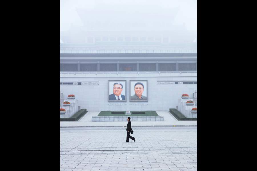 Luke Gram (Канада), «Человечество в архитектуре контроля».  Место съемки: Северная Корея. Победитель World Photo Annual 2025