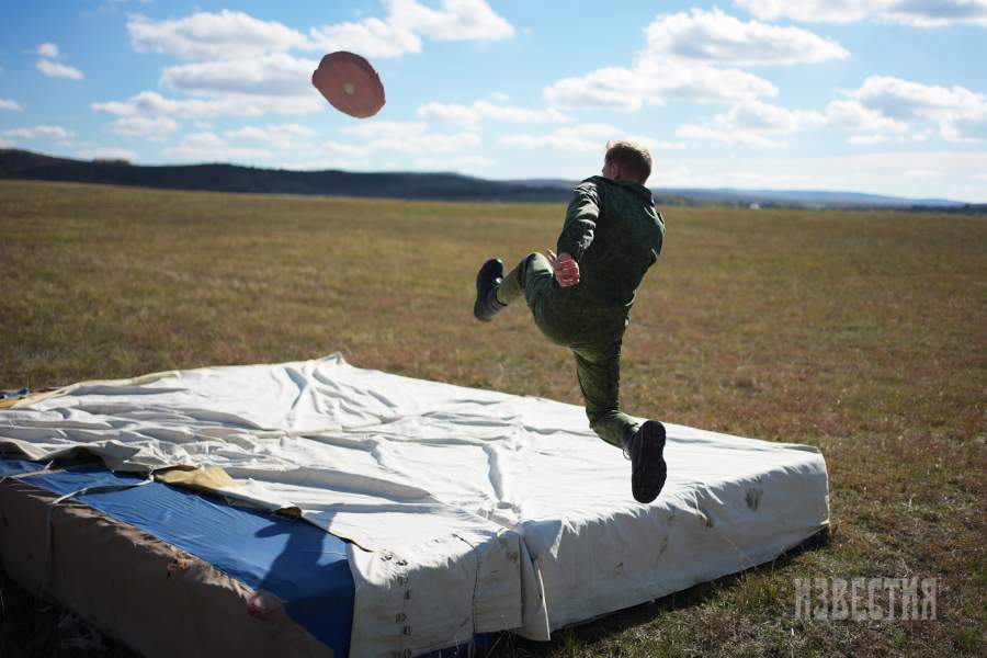 Кадеты тренируют прыжки на тренажерах на земле