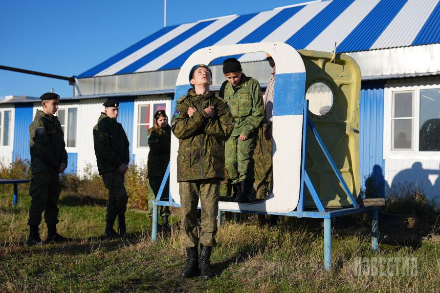 Кадеты тренируют выход из самолета для прыжка с парашютом