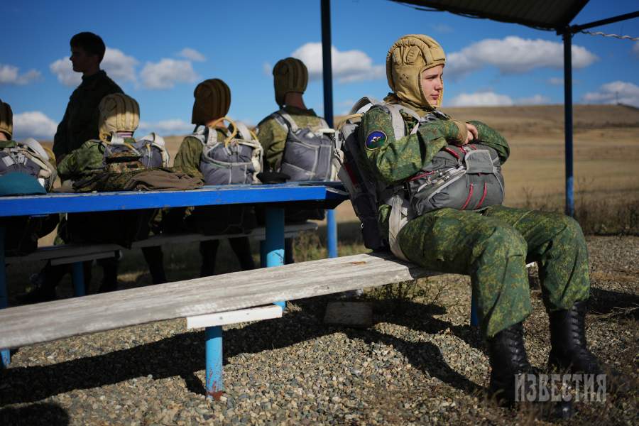 Кадеты ждут посадки в самолет для прыжка