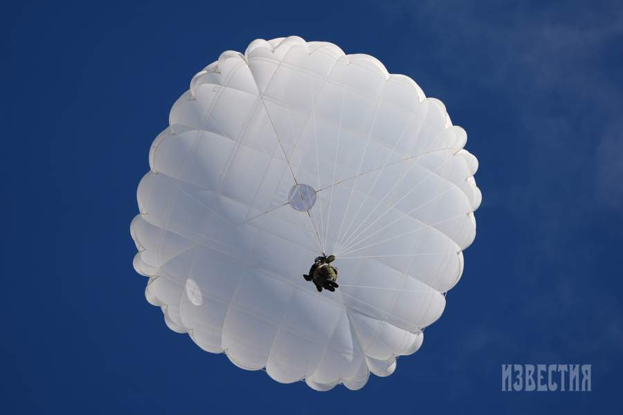 Купол парашюта в небе