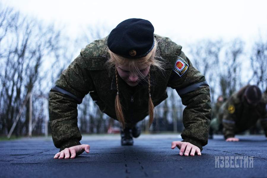 Ученица кадетской школы отжимается во время тренировки