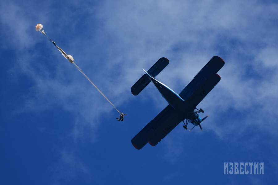 Парашютист десантируется из самолета