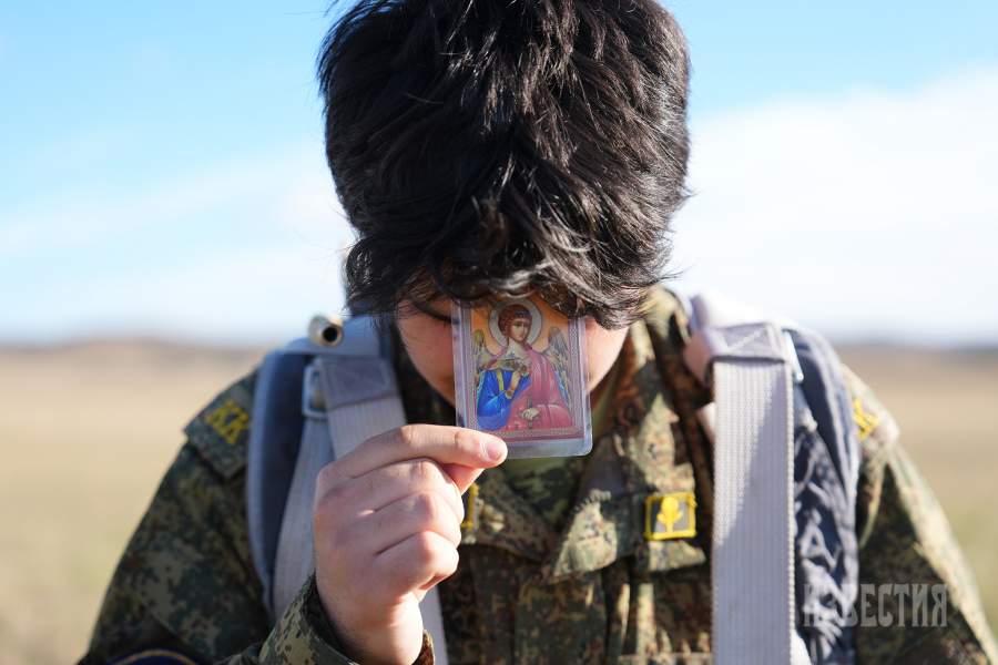 Десантник готовится к прыжку