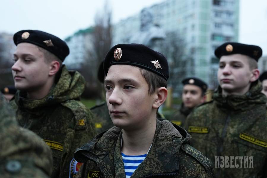 Кадеты на построении перед школой