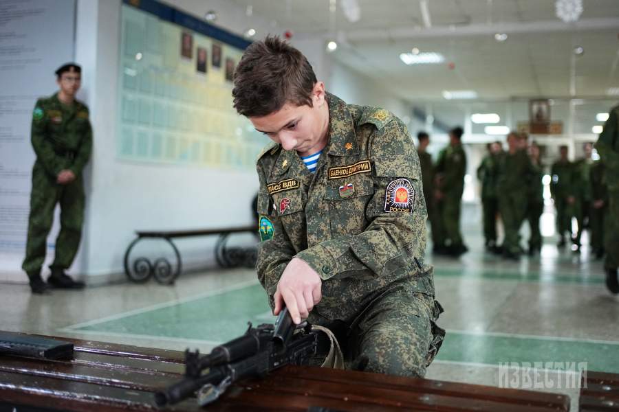 Ученик кадетской школы разбирает автомат