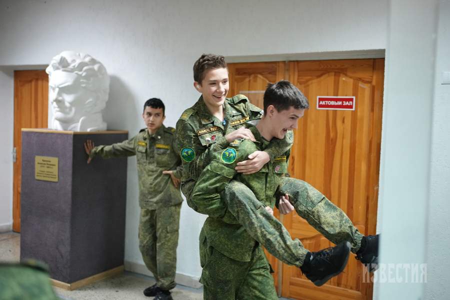 Ученики кадетской школы во время отдыха