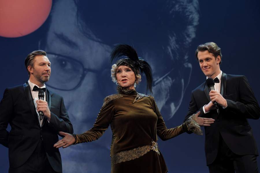 Актеры Алексей Рахманов, Вера Алентова и Игорь Теплов (справа) в сцене из спектакля «Всё о нашем доме» в постановке режиссера Евгения Писарева на сцене Московского драматического театра имени А. С. Пушкина в Москве. 2019 год