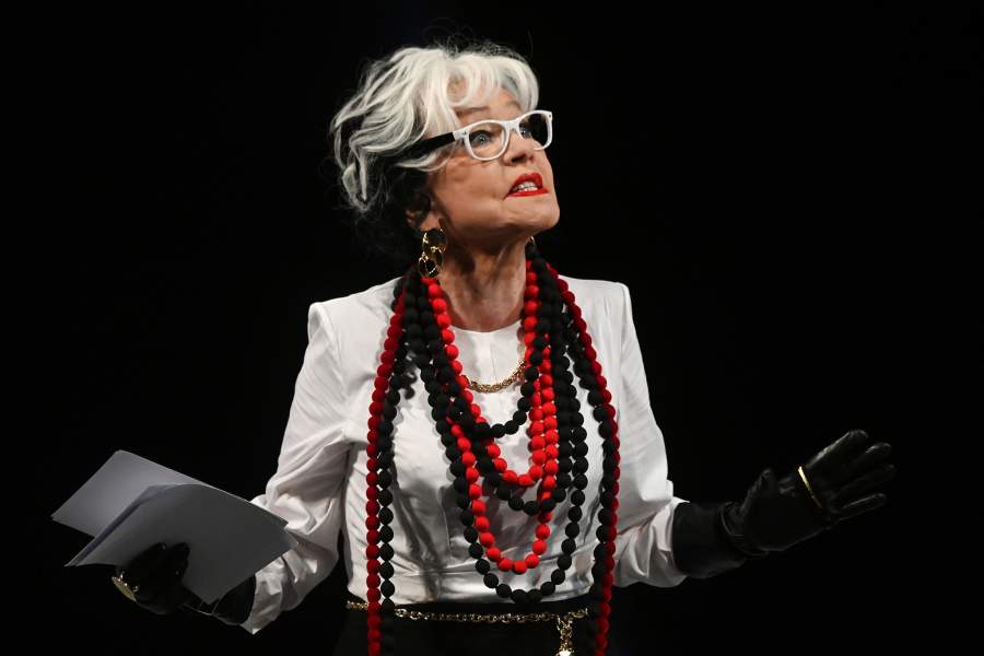 Актриса Вера Алентова в роли Хелены Рубинштейн в сцене спектакля-бенефиса Веры Алентовой «Мадам Рубинштейн» в постановке художественного руководителя театра Евгения Писарева, приуроченного к 80-летию народной артистки России, в Театре им. Пушкина в Москве. 2022 год