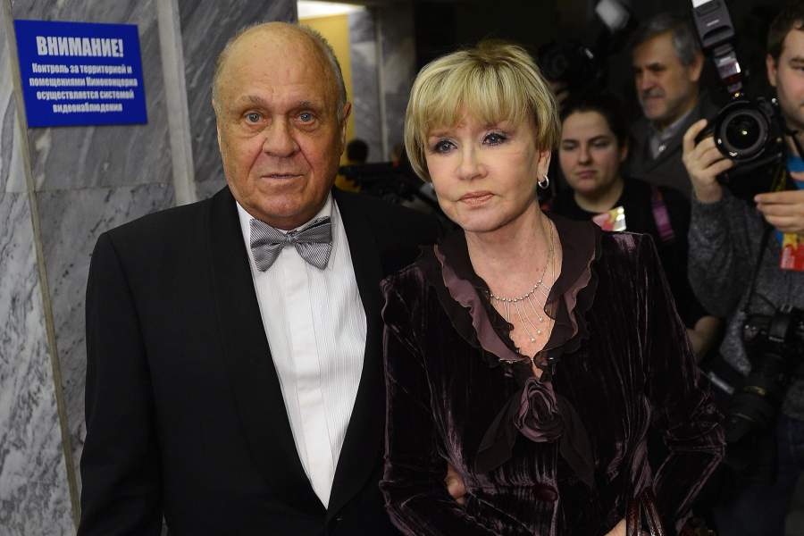 Режиссер Владимир Меньшов с супругой Верой Алентовой на XII Торжественной церемонии вручения Национальной премии в области кинематографии «Золотой Орел» на киностудии «Мосфильм». 2014 год