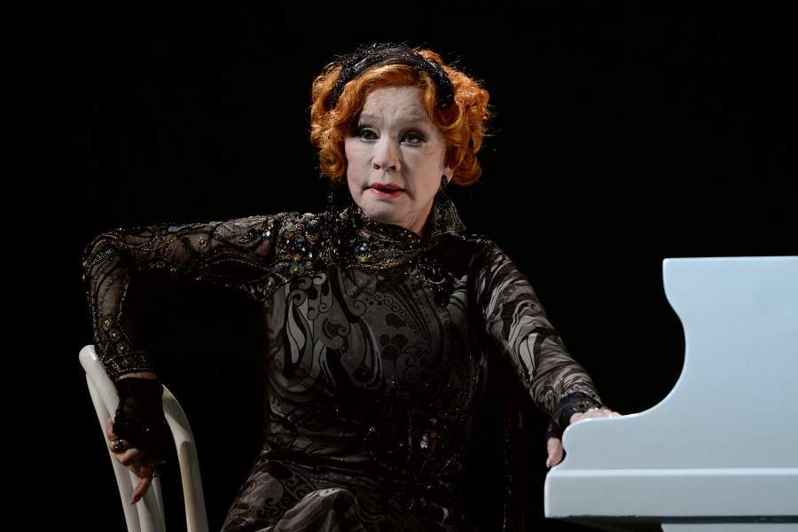 Вера Алентова в роли Джудит Блисс на прогоне спектакля по пьесе Ноэля Коуарда «Сенная лихорадка» в постановке Евгения Писарева на сцене Московского драматического театра имени А.С. Пушкина. 2017 год