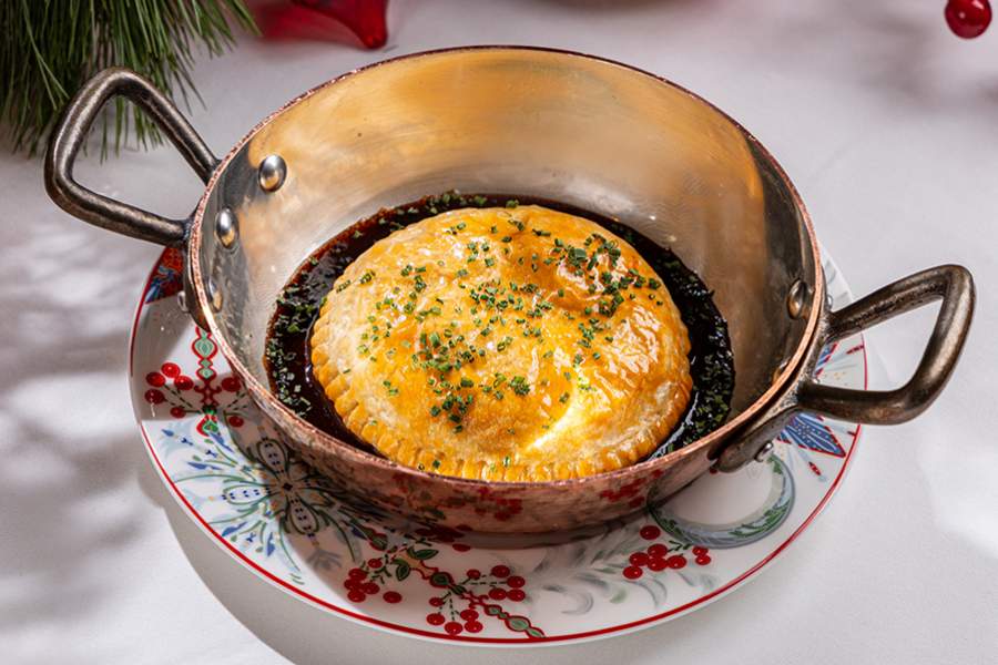 Слоеный пирог с уткой, фуа-гра и луковым консоме