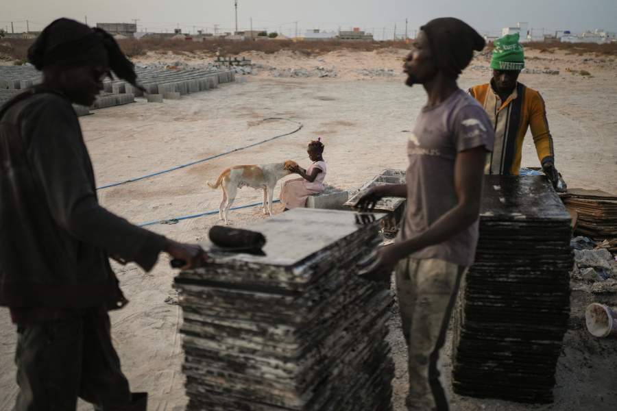 Беженцы в кирпичной мастерской под открытым небом в Мавритании