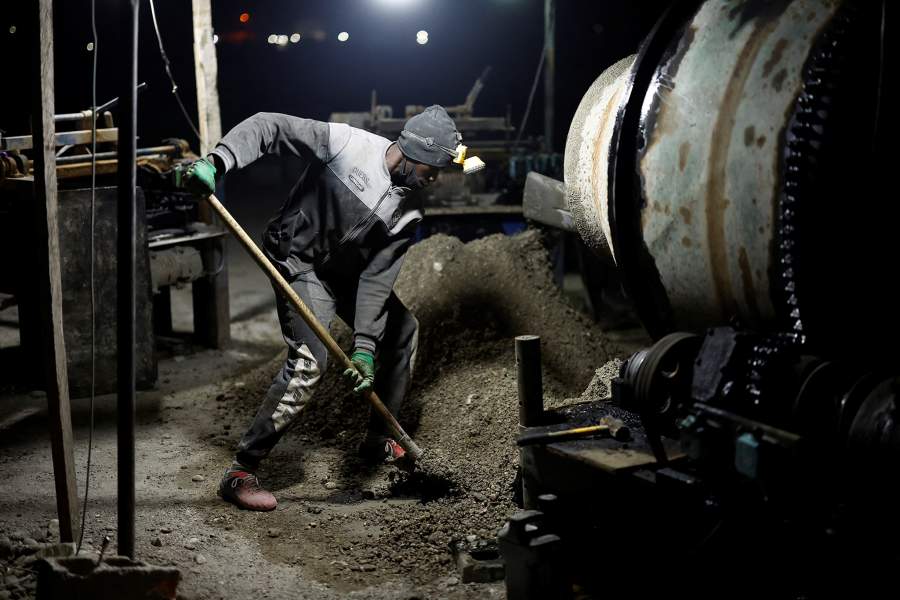 32-летний беженец Гарри Ндаджи работает с бетономешалкой