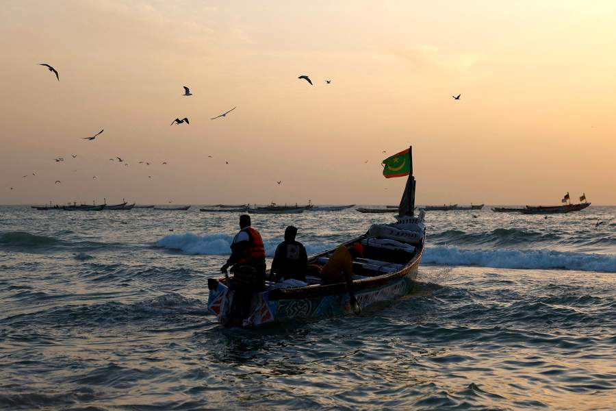 Рыбаки выходят в море на лодках