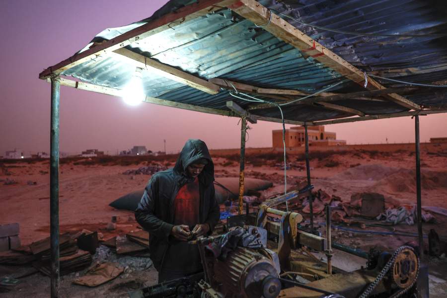 28-летний Самуэль Дембеле трудится в кирпичной мастерской под открытым небом