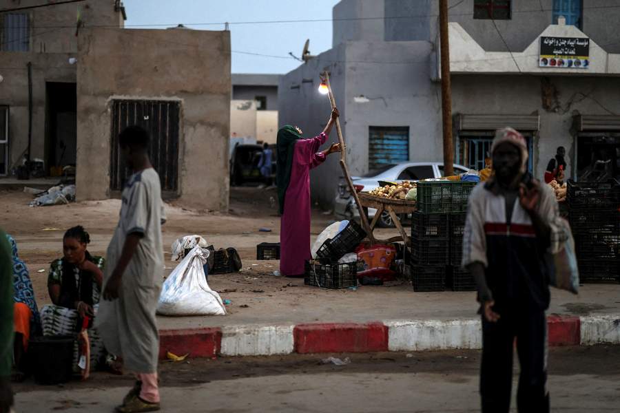 Женщина на стихийном рынке