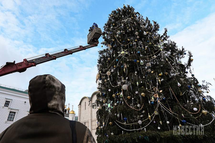 Презентация Главной новогодней елки страны Россия. Москва. Рабочие украшают главную новогоднюю елку страны на Соборной площади в Кремле.