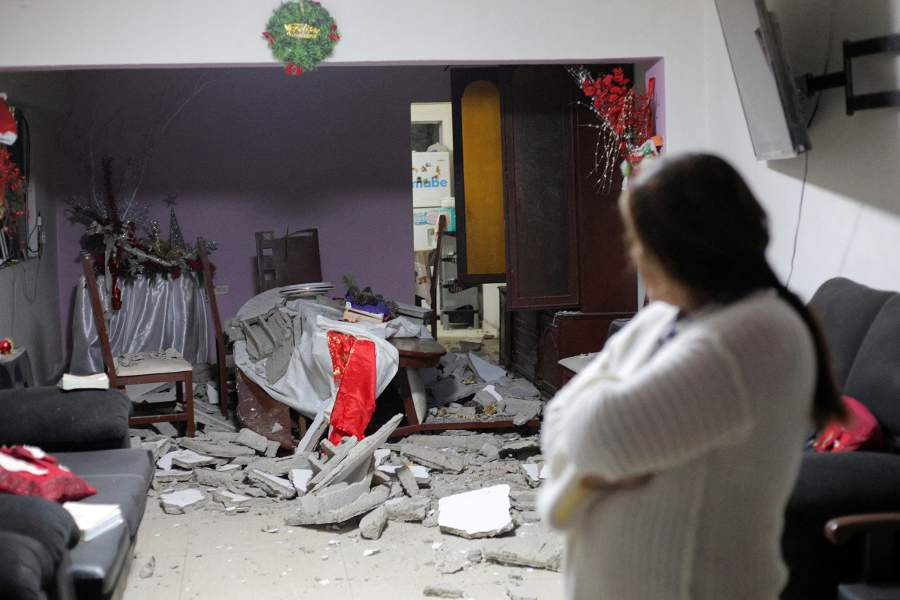 A woman looks at debris in her damaged dining room after an earthquake in Chimbote, Peru, December 28, 2025. REUTERS/Miguel Gutierrez TPX IMAGES OF THE DAY