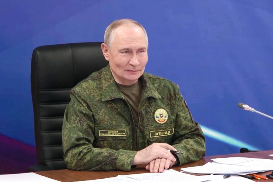 27 декабря 2025. Президент РФ Владимир Путин во вспомогательном пункте управления Объединенной группировки войск проводит совещание по обстановке в зоне СВО. Стоп-кадр с видео.