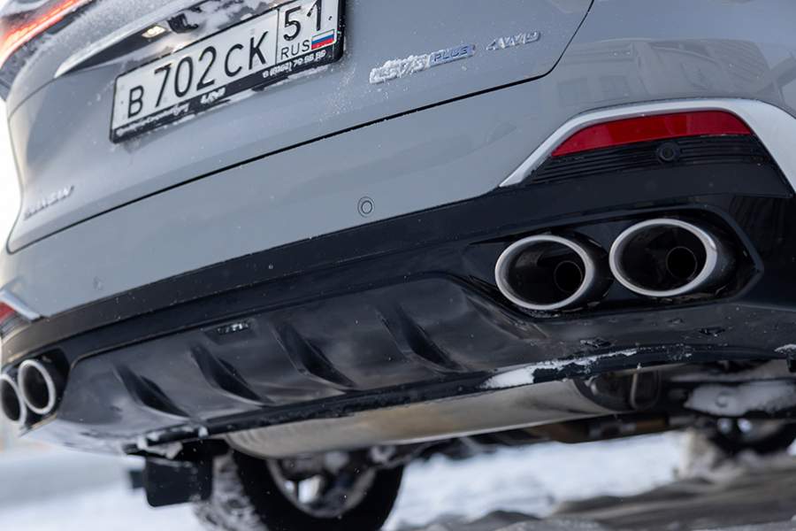 Четыре выхлопных патрубка — настоящие, не бутафория