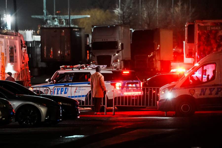 Автомобили полиции Нью-Йорка, участвующие в караване в Венесуэлу и к захваченному президенту Николасу Мадуро, прибывают в столичный следственный изолятор в Бруклине (MDC Brooklyn) после того, как Соединенные Штаты нанесли удар по Венесуэле и захватили ее президента Николаса Мадуро и его жену Силию Флорес ночью, в Нью-Йорке, США, 3 января 2026 года. 