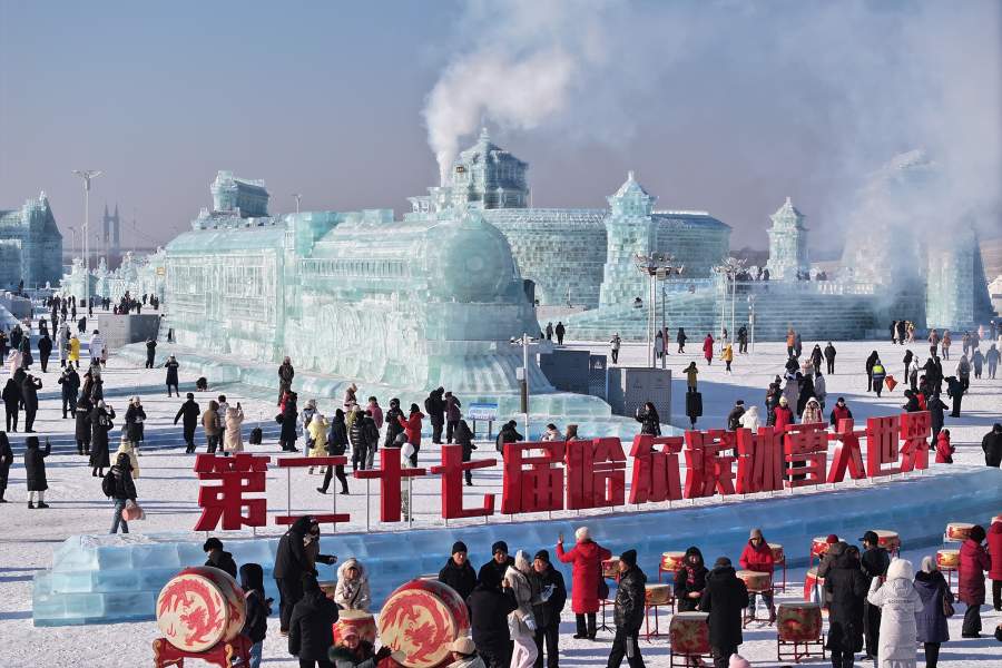  Посетители самого большого в мире тематического парка льда и снега в рамках 27-го международного фестиваля льда и снега. Площадь парка составит 1,2 млн кв. м, для строительства ледяного города было использовано около 400 тыс. кубометров льда