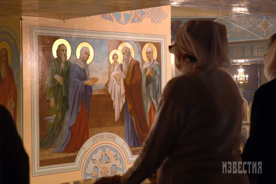 В ночь с 6 на 7 января россияне встретили православное Рождество. Десятки миллионов верующих по всей стране приняли участие в праздничном богослужении. Подробнее о том, как проходил праздник в разных регионах, — в галерее «Известий»