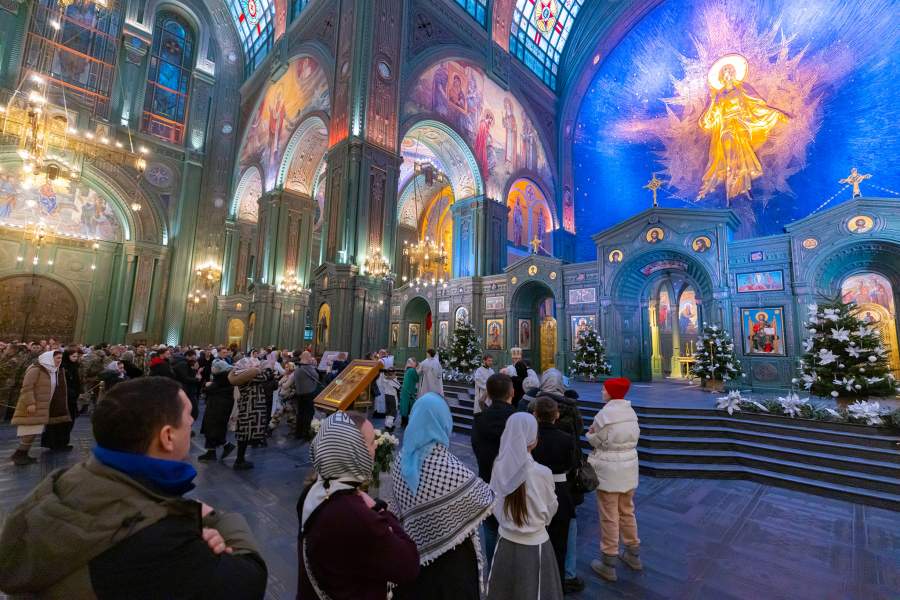 Прихожане во время Рождественского богослужении в соборе в честь Воскресения Христова, главном храме ВС РФ