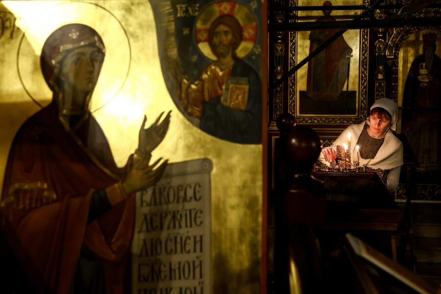 Россия. Рязань. Прихожанка во время зажжения свечей после праздничного богослужения по случаю Рождества Христова в Николо-Ямской церкви. 