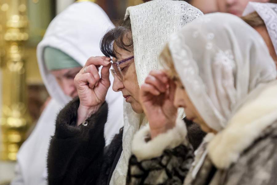 Россия. Новосибирск. Прихожане во время праздничного богослужения по случаю Рождества Христова в Вознесенском кафедральном соборе