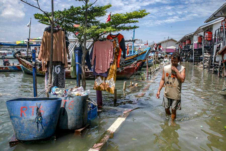 Заголовок: По меньшей мере 16 человек погибли в Индонезии в результате наводнений