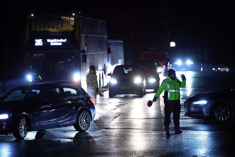 Police directs the traffic at a junction during a blackout, which left thousands of homes without power after a suspected arson attack at the Lichterfelde power plant in the Steglitz-Zehlendorf district in southern Berlin, Germany, January 6, 2026. REUTERS/Lisi Niesner