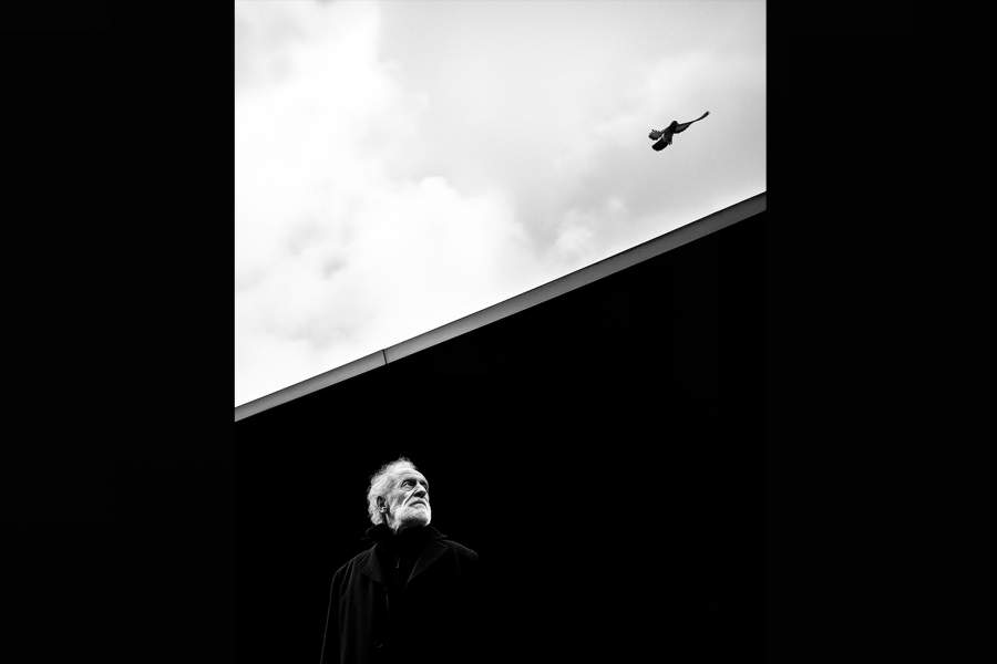 Снято в Копенгагене, Дания.  В своих уличных фотографиях я всегда стараюсь запечатлеть минималистичные сцены в городах, перегруженных визуальными образами. В основном мои фотографии очень графичны, поэтому я стараюсь имитировать элементы, присутствующие на моих снимках, в подписи/заголовке.