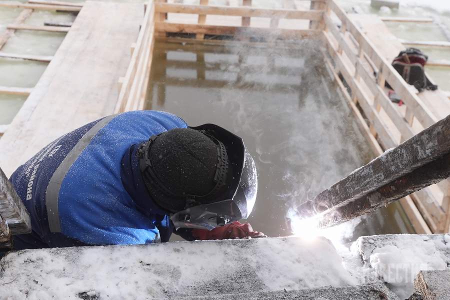 Россия. Москва. Подготовка купели к крещенским купаниям в Четвертом пруду в Узком на территории Битцевского парка.