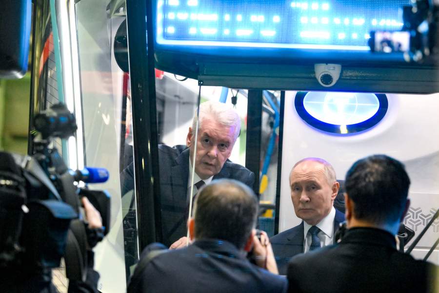 Президент РФ Владимир Путин во время осмотра выставки автономного транспорта в электродепо "Аминьевское" Московского метрополитена