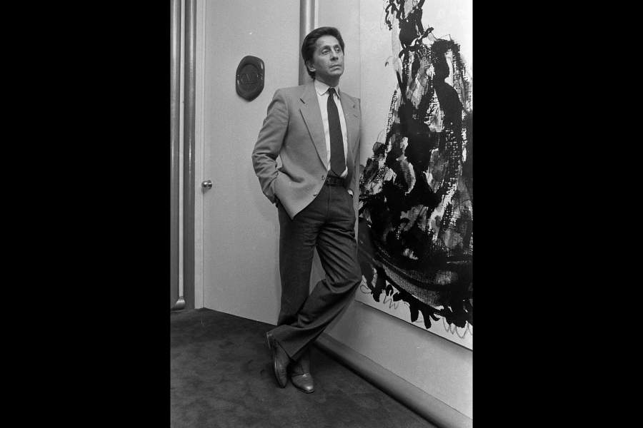 Дизайнер Валентино Гаравани позирует для портрета в штаб-квартире своего модного дома в Нью-Йорке 29 ноября 1984 года