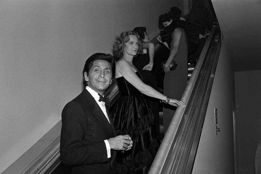 Валентино Гаравани (слева) на вечеринке, которую Диана Вриланд устраивала уже десятый год подряд в честь ежегодной выставки костюмов в Метрополитен-музее в Нью-Йорке 8 декабря 1981 года